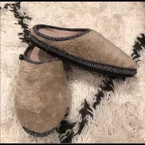 Woolrich Whitecap Mule Tan fuzzy slippers